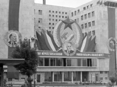 Magyarország, Budapest V., Jászai Mari tér, Belügyminisztérium épülete, a mai Képviselői Irodaház ("Fehér Ház")., 1950, Magyar Rendőr, személyi kultusz, Lenin-ábrázolás, politikai dekoráció, címer, Rákosi Mátyás-ábrázolás, Budapest, Rákosi-címer, Fortepan #16608