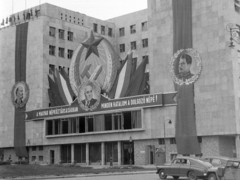 Magyarország, Budapest V., Jászai Mari tér, Belügyminisztérium épülete, a mai Képviselői Irodaház ("Fehér Ház")., 1950, Magyar Rendőr, személyi kultusz, Lenin-ábrázolás, kommunizmus, címer, vörös csillag, GAZ M20 Pobjeda, Rákosi Mátyás-ábrázolás, Sztálin ábrázolás, Budapest, Rákosi-címer, Fortepan #16609