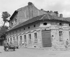 Magyarország, Budapest II., Horvát utca - Kacsa utca sarok., 1950, Magyar Rendőr, jármű, utcakép, Budapest, redőny, sarokház, golyónyom, Fortepan #16613