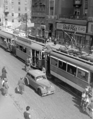 Magyarország, Budapest II., Margit körút (Mártírok útja), az Országúti ferences templom előtti villamosmegálló., 1950, Magyar Rendőr, jármű, cégtábla, német gyártmány, Opel-márka, utcakép, villamos, Opel Kadett, Del-Ka Cipő Kereskedelmi Rt, Budapest, Fortepan #16614