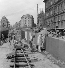 Magyarország, Budapest IX., Fővám (Dimitrov) tér, építik a 2-es villamos szabadsághídi aluljáróját., 1951, Magyar Rendőr, építkezés, sínpálya, Budapest, Fortepan #16619