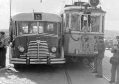 Magyarország, Budapest, Margit híd pesti hídfője., 1950, Magyar Rendőr, közlekedés, jármű, autóbusz, magyar gyártmány, baleset, rendőr, villamos, MÁVAG-márka, MÁVAG Tr5, rendszám, viszonylattábla, pályaszám, viszonylatszám, Fortepan #16623