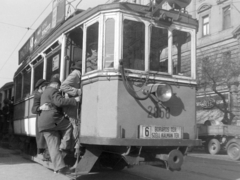 Magyarország, Budapest XIII., Szent István körút, szemben a 22. számú ház a Visegrádi (Kiss József) utca sarkánál., 1950, Magyar Rendőr, tömeg, villamos, Patyolat Vállalat, viszonylattábla, pályaszám, Budapest, élelmiszerbolt, viszonylatszám, Közért Vállalat, Fortepan #16627