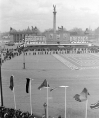 Magyarország, Budapest XIV., Hősök tere, nagygyűlés és felvonulás az MDP II. Kongresszusa alkalmából 1951. február 24-én., 1951, Magyar Rendőr, politikai dekoráció, tribün, Budapest, Fortepan #16640