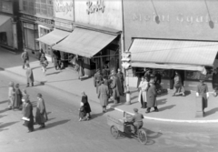 Magyarország, Budapest V., Kossuth Lajos utca - Petőfi Sándor utca sarok., 1951, Magyar Rendőr, cégtábla, tricikli, Budapest, Fortepan #16644