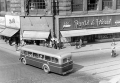 Magyarország, Budapest V., Kossuth Lajos utca - Petőfi Sándor utca sarok., 1951, Magyar Rendőr, autóbusz, cégtábla, magyar gyártmány, MÁVAG-márka, MÁVAG Tr5, Budapest, Fortepan #16645