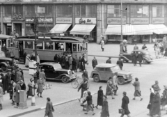 Magyarország, Budapest V.,Budapest VII., Astoria kereszteződés, MTA lakóház., 1951, Magyar Rendőr, közlekedés, kerékpár, kutya, cégtábla, csehszlovák gyártmány, Skoda-márka, jelzőlámpa, villamos, automobil, Skoda 1101 VO/P Colonial, Budapest, Fortepan #16646