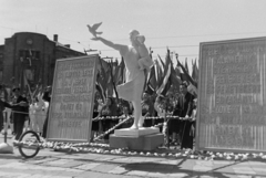 Magyarország, Budapest XIV., Hősök tere az Andrássy (Sztálin) út torkolatánál, háttérben balra Jugoszlávia Nagykövetsége. Május 1-i ünnepség a béke védelme jegyében. A szobor Vera Muhina: Békét akarunk! című szoborkompozíciója főalakjának másolata., 1951, Magyar Rendőr, politikai dekoráció, felvonulás, Budapest, pódiumautó, Fortepan #16651