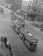 Magyarország, Budapest VIII.,Budapest VII., Rákóczi út, jobbra a Nagykörút kereszteződésénél az EMKE ház., 1950, Magyar Rendőr, közlekedés, magyar gyártmány, villamos, villamosmegálló, Ganz-márka, Budapest, Fortepan #16666