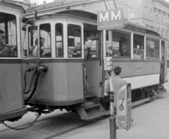 Magyarország, Budapest IX., Fővám (Dimitrov) tér, a Központi Vásárcsarnok előtti villamosmegálló. A villamos a Kálvin tér felé tart., 1951, Magyar Rendőr, villamos, villamosmegálló, Budapest, Fortepan #16680