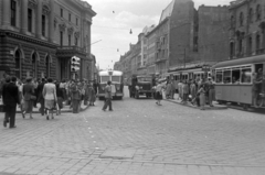 Hungary, Budapest VIII.,Budapest VII., Rákóczi út a Nagykörút felől az Astoria felé nézve, balra a Nemzeti Színház., 1951, Magyar Rendőr, bus, Hungarian brand, national theater, commercial vehicle, street view, cityscape, ZIL-brand, tram, MÁVAG-brand, Fellner and Helmer-design, eclectic architecture, Budapest, public transport line number, Zis-brand, Fortepan #16686