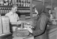 Magyarország, Földművesszövetkezet boltja, beszolgáltatási átvevőhely., 1951, Magyar Rendőr, pénztárgép, fejkendő, vásárlás, eladó, népbolt, kosár, szövetkezeti bolt, tojás, Fortepan #16694