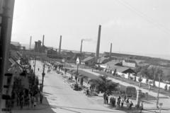 Magyarország, Budapest XXI., a Rákosi Mátyás Vas- és Fémművek főbejárata a Szent Imre (Tanácsház) tér felől., 1951, Magyar Rendőr, Budapest, gyárkémény, gyártelep, Fortepan #16697