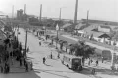 Magyarország, Budapest XXI., a Rákosi Mátyás Vas- és Fémművek főbejárata a Szent Imre (Tanácsház) tér felől., 1951, Magyar Rendőr, Budapest, Best of, utcakép, kerékpár, járókelő, információs tábla, gyárkémény, hirdetőoszlop, gyártelep, Fortepan #16699