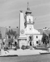 Magyarország, Nagykőrös, Szabadság tér, szovjet emlékmű, háttérben a Városháza., 1952, Magyar Rendőr, középület, szovjet emlékmű, Fortepan #16704