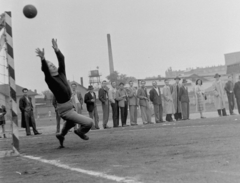 Magyarország, Budapest IV., Újpest, Megyeri út, UTE sporttelep. Háttérben a Tungsram., 1952, Magyar Rendőr, sport, labdarúgás, vörös csillag, Budapest, Fortepan #16705