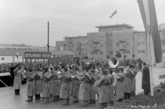 Magyarország, Dunaújváros, (Sztálinváros), Bartók tér., 1951, Magyar Rendőr, zászló, ünnepség, katonazenekar, fúvószenekar, Sztálin ábrázolás, Rákosi-címer, Fortepan #16710