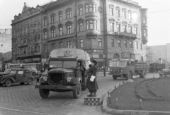 Magyarország, Budapest VIII., Baross tér, jobbra kezdődik a Fiumei út., 1951, Magyar Rendőr, közlekedés, jármű, magyar gyártmány, teherautó, rendőr, Csepel-márka, MÁVAG-márka, Csepel B-350/D-350, MÁVAG B5, rendőrdobogó, Budapest, cégtábla, Fortepan #16716