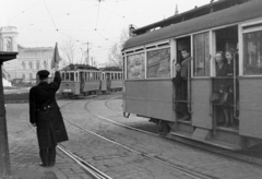 Magyarország, Budapest VIII., Baross tér a Rákóczi út torkolatából nézve., 1951, Magyar Rendőr, villamos, Budapest, forgalomirányítás, viszonylatszám, Fortepan #16717