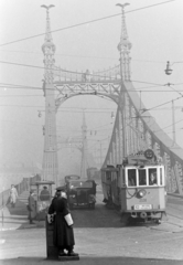 Magyarország, Budapest XI., Szent Gellért tér, Szabadság híd budai hídfő., 1951, Magyar Rendőr, híd, forgalom, teherautó, utcakép, életkép, rendőr, villamos, rendőrdobogó, Budapest, Duna-híd, Feketeházy János-terv, viszonylatszám, Fortepan #16720