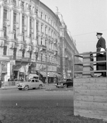 Magyarország, Budapest XIII., Nyugati (Marx) tér, szemben a Váci út., 1951, Magyar Rendőr, közlekedés, jármű, cégtábla, csehszlovák gyártmány, Tatra-márka, szovjet gyártmány, GAZ-márka, utcakép, életkép, rendőr, fodrászat, automobil, GAZ M20 Pobjeda, Tatra 600 Tatraplan, rendőrdobogó, Budapest, Fortepan #16721