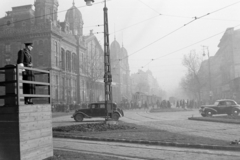 Magyarország, Budapest VI., Nyugati (Marx) tér a Nyugati pályaudvar és a Teréz (Lenin) körút felé nézve., 1951, Magyar Rendőr, forgalom, utcakép, életkép, Skoda-márka, rendőr, villamos, lámpaoszlop, pályaudvar, vasútállomás, automobil, Skoda 1101/1102 Tudor, rendőrdobogó, Budapest, Gustave Eiffel-terv, Fortepan #16722