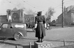 Magyarország, Budapest VIII., Baross tér, Keleti pályaudvar., 1951, Magyar Rendőr, egyenruha, forgalom, motorkerékpár, szobor, utcakép, életkép, rendőr, villamos, vörös csillag, vasútállomás, automobil, rendőrdobogó, Ofotért, eklektikus építészet, Budapest, Baross Gábor-ábrázolás, Rochlitz Gyula-terv, Fiat 500 Topolino, Fortepan #16723