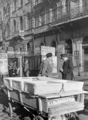 Magyarország, Budapest VII., Rottenbiller utca a Baross tér és a Garay utca között, a tér felől nézve., 1951, Magyar Rendőr, plakát, cégtábla, utcakép, életkép, rendőr, hirdetőoszlop, kézikocsi, Budapest, Fortepan #16724