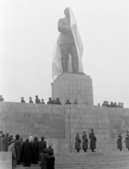 Magyarország, Budapest XIV., a mai Ötvenhatosok tere, Mikus Sándor szobrászművész alkotása, a Sztálin szobor avatása 1951. december 16-án., 1951, Magyar Rendőr, személyi kultusz, szobor, emlékmű, Sztálin ábrázolás, Budapest, Fortepan #16729