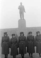 Magyarország, Budapest XIV., a mai Ötvenhatosok tere, a felvétel Mikus Sándor szobrászművész alkotása, a Sztálin szobor avatásakor 1951. december 16-án készült., 1951, Magyar Rendőr, személyi kultusz, egyenruha, szobor, emlékmű, Sztálin ábrázolás, Budapest, Fortepan #16730