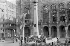 Magyarország, Budapest V., Vigadó (Molotov) tér, a Vigadó épülete, előtte szovjet repülős emlékmű., 1951, Magyar Rendőr, zászló, emlékmű, utcakép, Feszl Frigyes-terv, katona, obeliszk, zászlórúd, szovjet emlékmű, díszőrség, Budapest, rendezvényközpont, Fortepan #16738