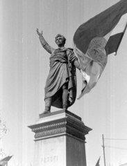 Magyarország, Budapest V., Petőfi tér, Petőfi Sándor szobra (Huszár Andor, 1882.)., 1952, Magyar Rendőr, zászló, szobor, Petőfi-ábrázolás, Budapest, Fortepan #16745