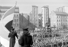 Magyarország, Budapest VIII.,Budapest V., Múzeumkert, március 15-i ünnepség a Magyar Nemzeti Múzeum lépcsőjéről nézve., 1952, Magyar Rendőr, zászló, utcakép, ünnepség, copf, Budapest, Fortepan #16746