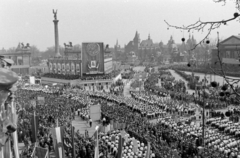 Magyarország, Budapest XIV., Hősök tere, április 4-i ünnepség., 1952, Magyar Rendőr, ünnepség, felvonulás, címer, Rákosi Mátyás-ábrázolás, Budapest, Fortepan #16748