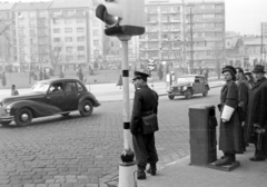 Magyarország, Budapest I., Alagút utca, balra a Horváth-kert, háttérben a Krisztina körút épületei., 1952, Magyar Rendőr, közlekedés, jármű, csehszlovák gyártmány, német gyártmány, utcakép, életkép, Skoda-márka, jelzőlámpa, rendőr, EMW-márka, automobil, Skoda 1101 VO/P Colonial, EMW 340, Budapest, Fortepan #16752