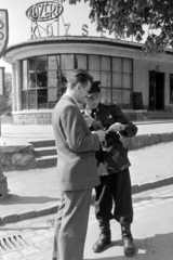 Magyarország, Budapest XII., Eötvös út, a Közért vállalat boltja a Fogaskerekű Svábhegy megállójánál., 1952, Magyar Rendőr, Budapest, Közért Vállalat, Fortepan #16754