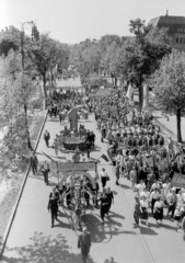 Magyarország, Budapest VI., Andrássy (Sztálin) út, május 1-i felvonulás., 1952, Magyar Rendőr, utcakép, életkép, felvonulás, május 1, Budapest, pódiumautó, Fortepan #16756