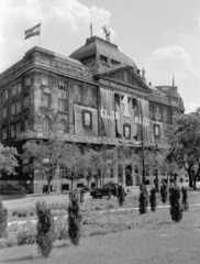 Magyarország, Budapest V., Széchenyi István (Roosevelt) tér, a mai Belügyminisztérium épülete., 1952, Magyar Rendőr, politikai dekoráció, Budapest, Fortepan #16757