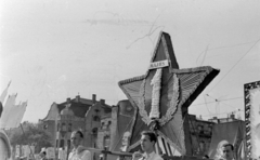 Magyarország, Budapest XIV., Hősök tere, május 1-i felvonulás., 1952, Magyar Rendőr, politikai dekoráció, felvonulás, május 1, vörös csillag, Budapest, Fortepan #16758