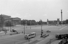 Magyarország, Budapest VI., az Andrássy (Sztálin) út torkolata a Hősök terénél., 1952, Magyar Rendőr, autóbusz, magyar gyártmány, szobor, emlékmű, utcakép, életkép, francia gyártmány, MÁVAG-márka, buszmegálló, múzeum, automobil, Skoda 1101/1102 Tudor, MÁVAG Tr5, MÁVAG N26/36, Budapest, Árpád-ábrázolás, Gábriel arkangyal-ábrázolás, Chausson-márka, Fortepan #16762