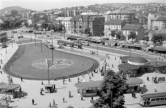 Magyarország, Budapest II., Széll Kálmán (Moszkva) tér., 1952, Magyar Rendőr, autóbusz, piac, óra, korlát, járókelő, utcakép, életkép, bódé, villamos, látkép, vörös csillag, gomba, Budapest, Fortepan #16775