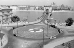 Magyarország, Budapest I., Clark Ádám tér és a Széchenyi Lánchíd., 1952, Magyar Rendőr, autóbusz, látkép, vörös csillag, automobil, Duna, Budapest, függőhíd, William Tierney Clark-terv, Fortepan #16780