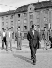 Magyarország, Budapest VI.,Budapest XIII., Lehel (Élmunkás) tér, háttérben a Lehel utca első házai., 1952, Magyar Rendőr, villamosmegálló, Budapest, férfiak, öltöny, sínpálya, Fortepan #16782