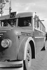 Magyarország, Budapest XIII., Lehel (Élmunkás) tér. A busz takarásában van a Ferdinánd (Élmunkás) híd felhajtója és a volt 1. sz. Vámhivatal épülete. MÁVAG-Mercedes-Benz N 2/2 (1928-36) busz., 1952, Magyar Rendőr, autóbusz, magyar gyártmány, Mercedes-márka, MÁVAG-márka, licenc, Budapest, Fortepan #16786