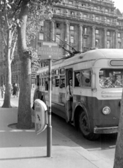 Magyarország, Budapest V., Kossuth Lajos tér, háttérben a 9. sz. ház., 1952, Magyar Rendőr, utcabútor, szovjet gyártmány, trolibusz, szemetes, MTB-82, Budapest, Fortepan #16791