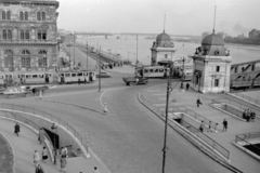 Magyarország, Budapest V.,Budapest IX., Fővám (Dimitrov) tér, Szabadság híd pesti hídfő., 1952, Magyar Rendőr, Tatra-márka, ló, lovaskocsi, villamos, aluljáró, látkép, csibilámpa, hídfő, lejáró, Budapest, Fortepan #16792