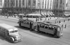 Magyarország, Budapest VII., Astoria kereszteződés, MTA lakóház., 1952, Magyar Rendőr, autóbusz, magyar gyártmány, utcakép, villamos, MÁVAG-márka, Budapest, Hültl Dezső-terv, viszonylatszám, Fortepan #16797