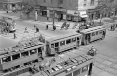 Magyarország, Budapest VIII., Nagykörút - Üllői út sarok, balra fent a Corvin (Kisfaludy) köz., 1952, Magyar Rendőr, útkereszteződés, cégtábla, ló, lovaskocsi, utcakép, villamos, oldalkocsis motorkerékpár, áramszedő, Budapest, madártávlat, Fortepan #16801