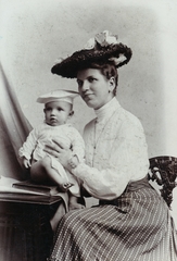 Hungary, Durigo Ilona énekművész és -tanár., 1913, Bősze Ádám, hat, book, studio, newborn, necklace, kid, lady, Fortepan #170011