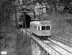 Magyarország, Bakonyszentlászló, Vinye, a Cuha patak völgye, Győr-Veszprém vasútvonal. A hídnál (később Gubányi Károly viadukt) a Ganz gyár Belga 604.03 pályaszámú, könnyű kivitelű kéttengelyes motorkocsija, próbaúton., 1939, Villányi György, Fortepan #170330